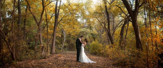 Mariés dans une forêt automnale